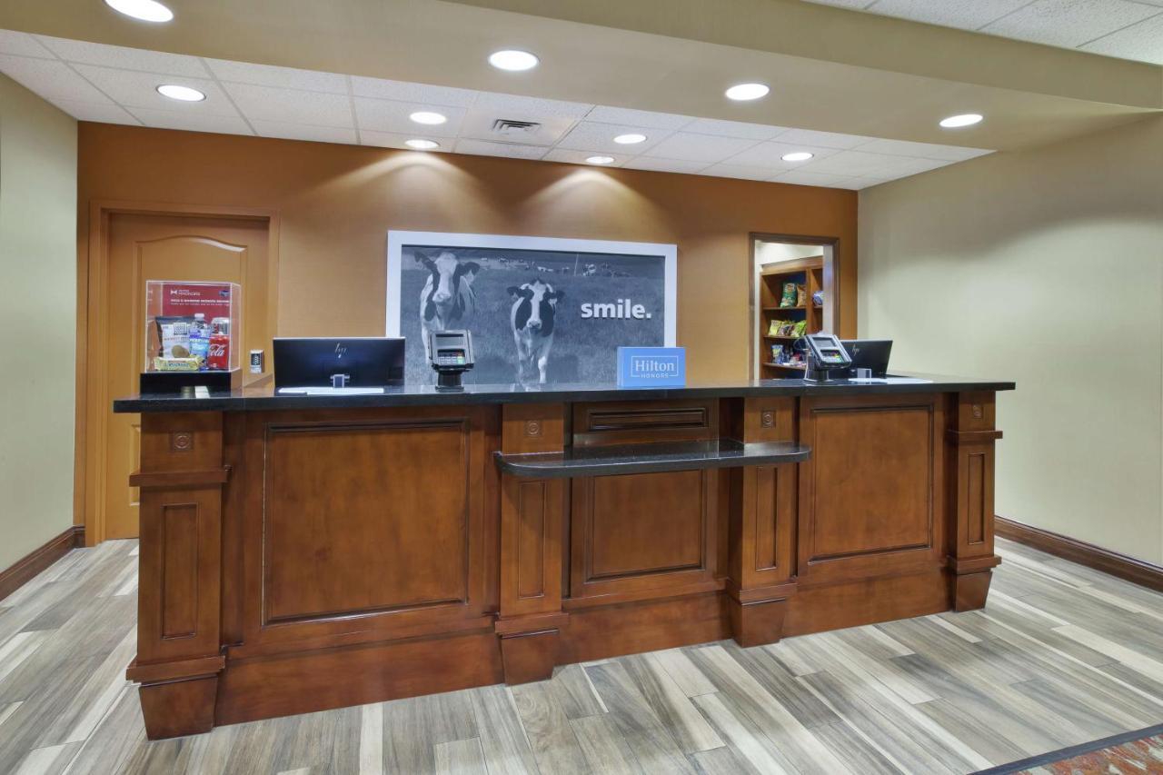 Hampton Inn & Suites Wichita-Northeast Exterior foto